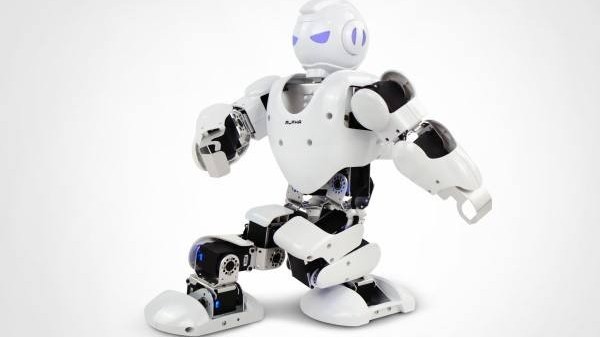 武汉纺织大学迎新现场：智能机器人比舞纺大
