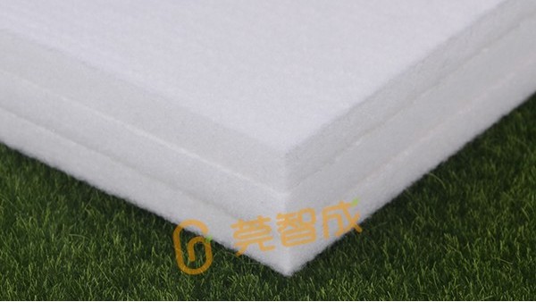 婴儿床垫选用白色硬质棉填充材料